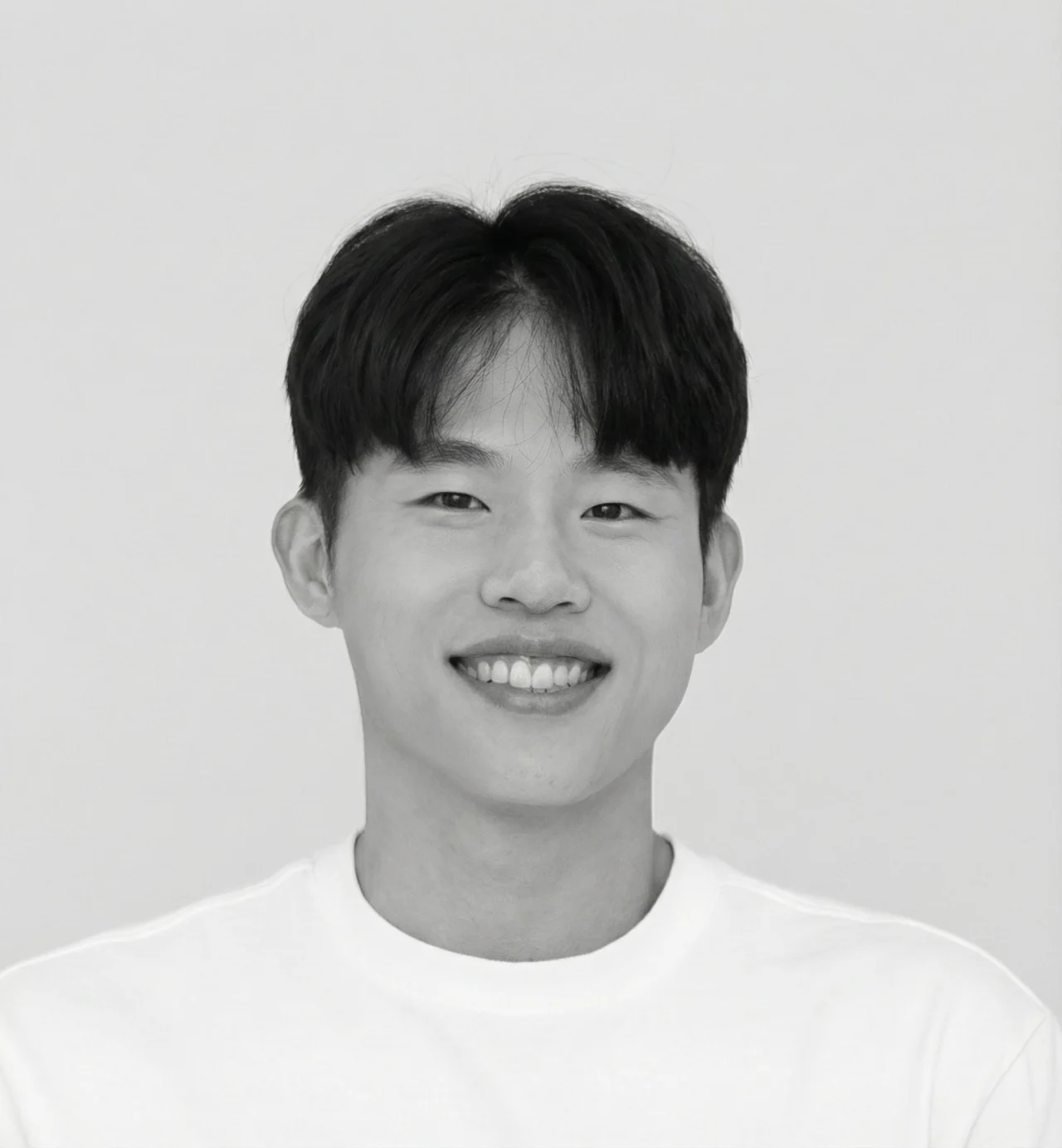 미소 짓고 있는 위임왕 이종수의 흑백 프로필